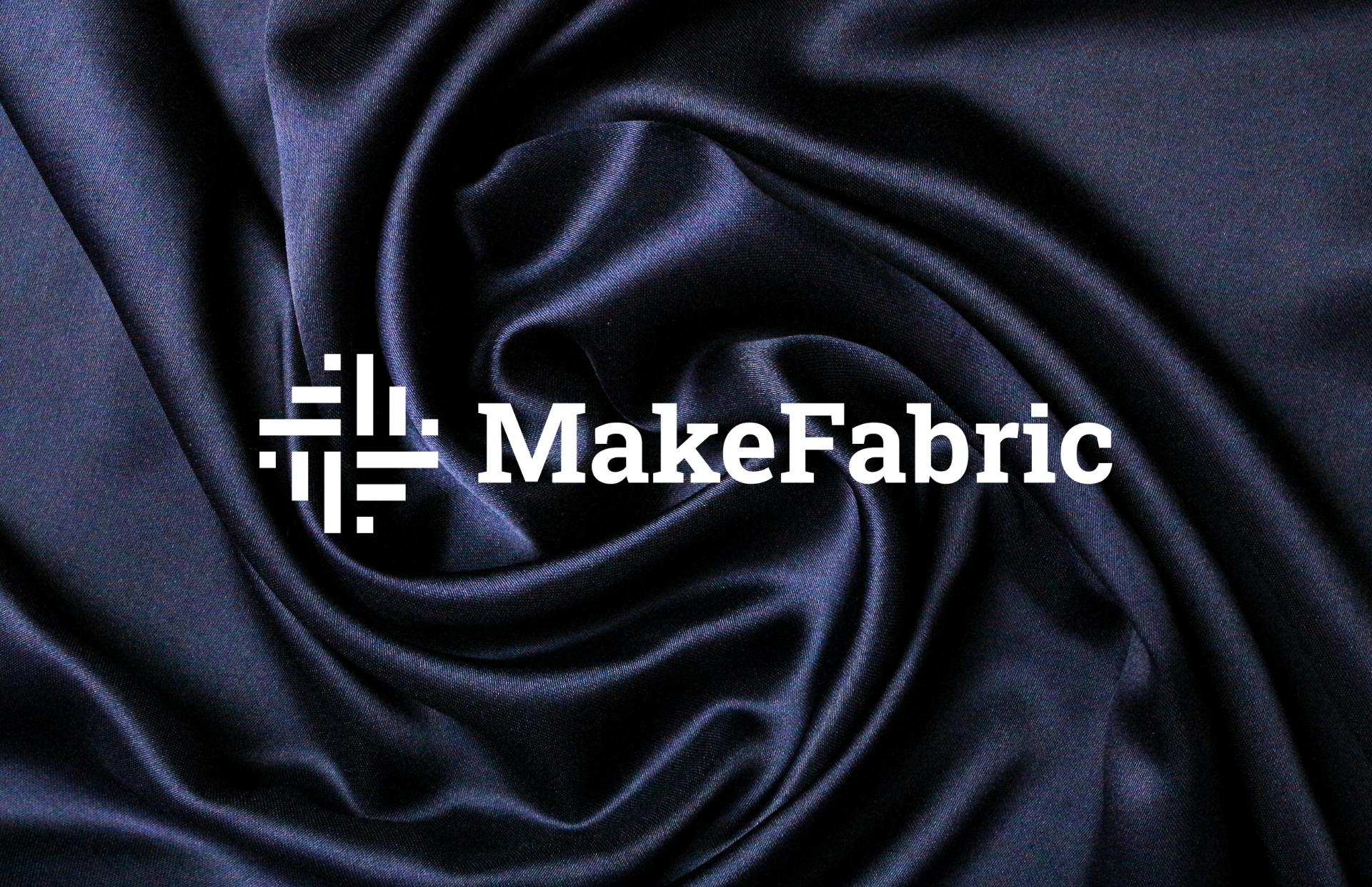 Logo de MakeFabric sobre fondo de marketing digital